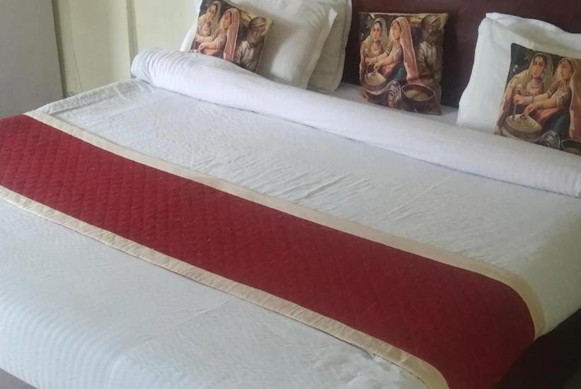 Hotel Surya Lake View ナイニタール エクステリア 写真