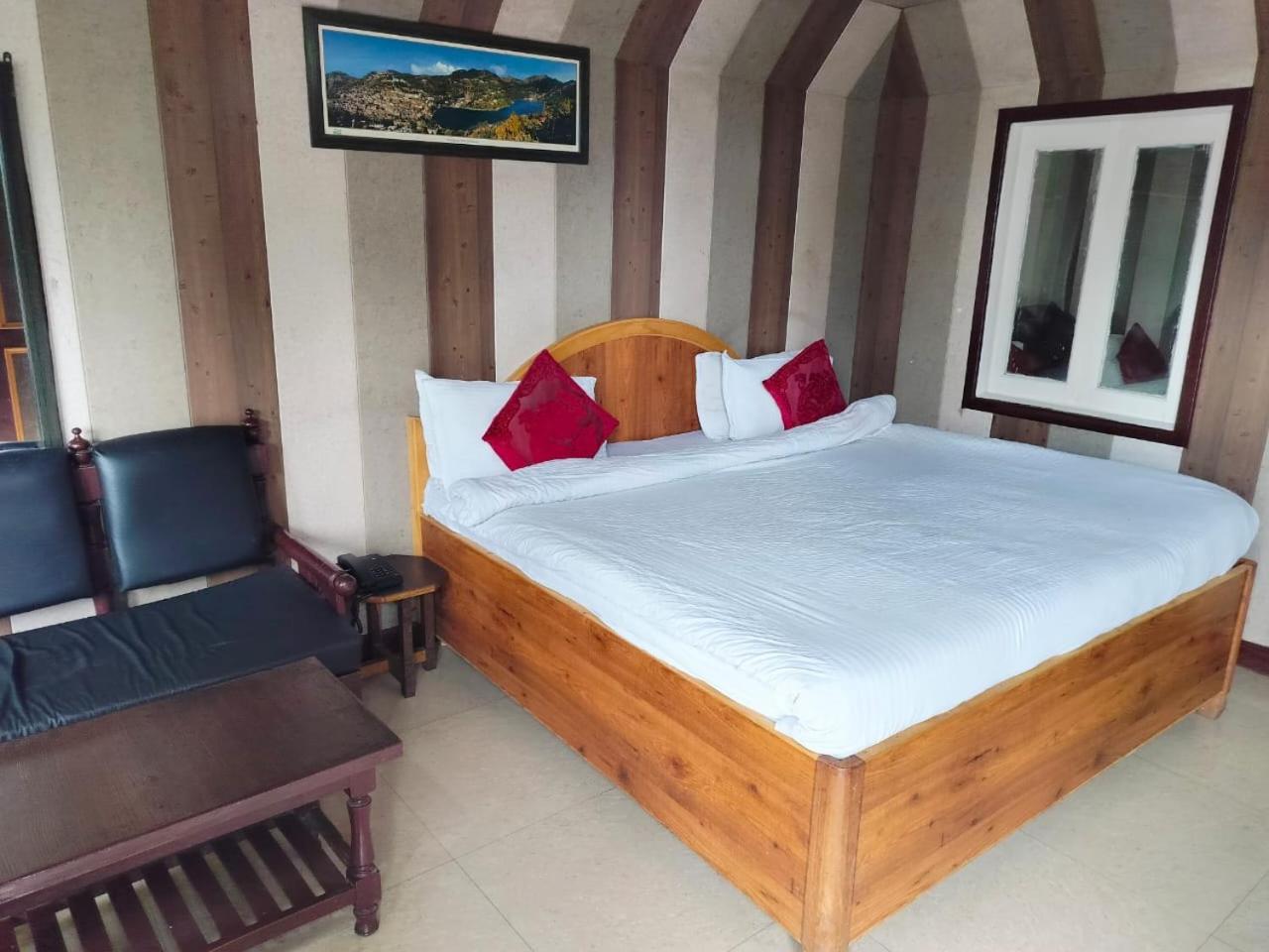 Hotel Surya Lake View ナイニタール エクステリア 写真