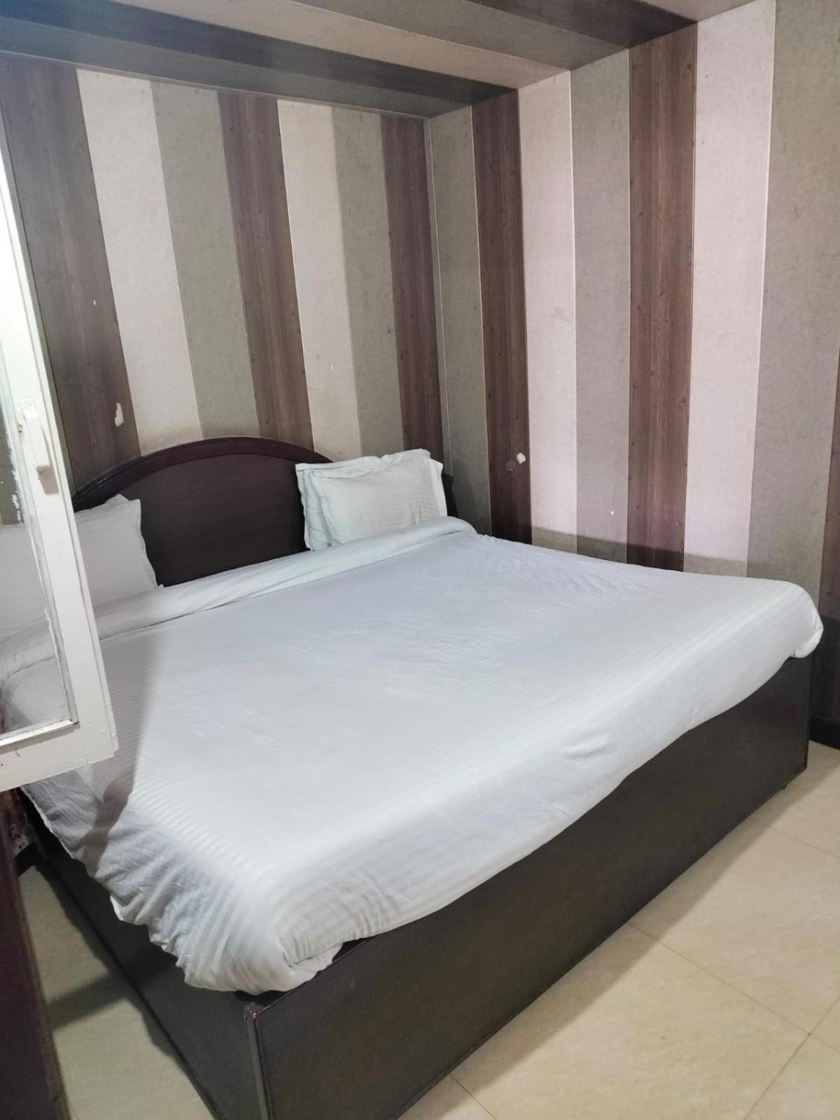Hotel Surya Lake View ナイニタール エクステリア 写真