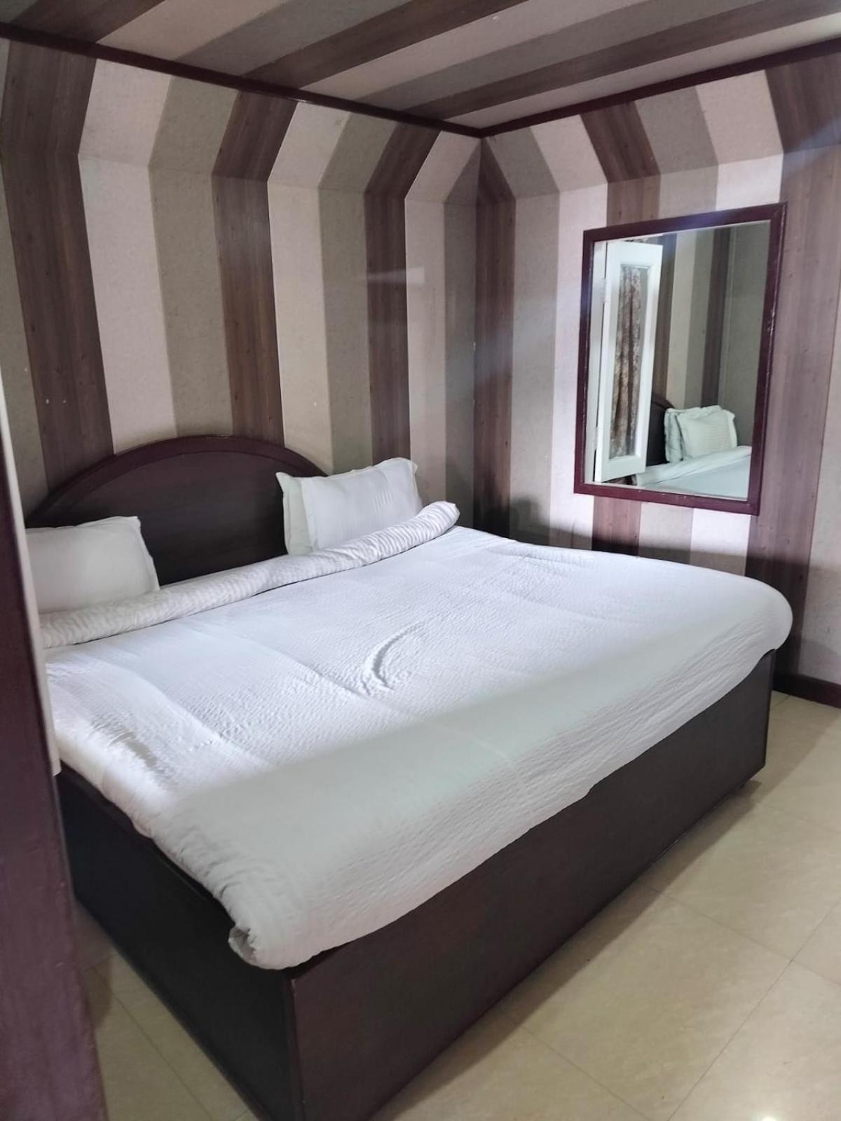 Hotel Surya Lake View ナイニタール エクステリア 写真